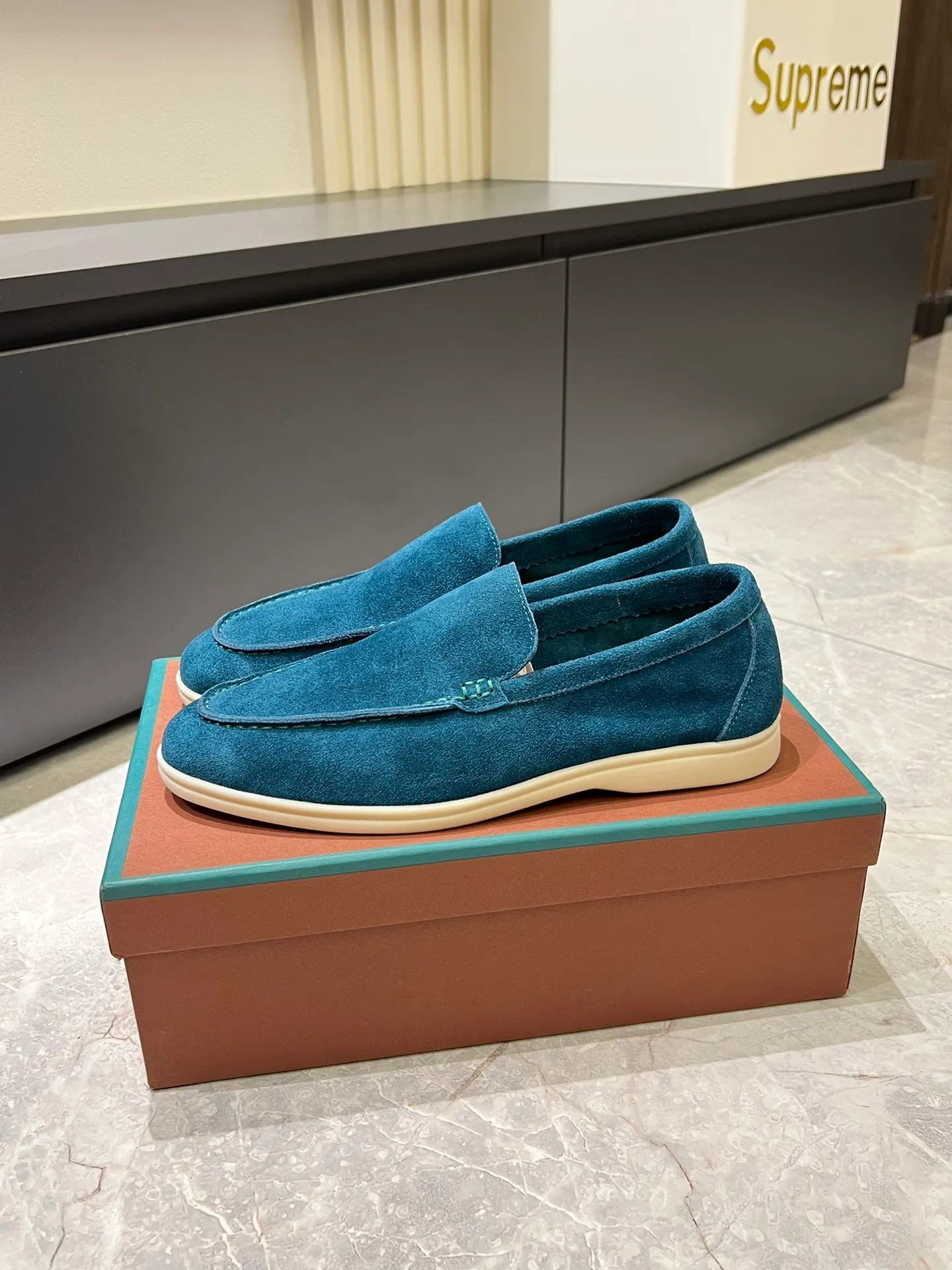 Men's shoes 💰p360 "Loro men's shoes 💰pian'*" Classic L men's shoes for couples 💰p Top version British flat loafers, a must-have item in old money style, the minimalist design is eye-catching and durable, a plus point for dressing The soft foot feel and texture are outstanding. They don’t scratch your feet and are very nice. They are matched with soft and waxy soles. They can be worn daily for a long time without getting tired. They are easy to wear, versatile and classic items, with perfect foot feel and texture! Imported cashmere fabric, the lining is made of imported A-grade water-dyed cow lining, the top version of the genuine leather midsole is sewn with pure handmade mark thread! Size: Female 35-40 (34. Customized) Male 38-44 (45.46. Customized)